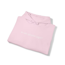 Charger l'image dans la galerie, Hoodie Rose Clair "Je suis qui pour juger?"