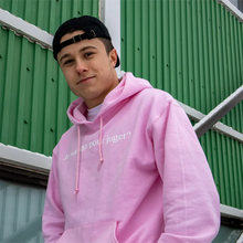 Charger l'image dans la galerie, Hoodie Rose Clair "Je suis qui pour juger?"
