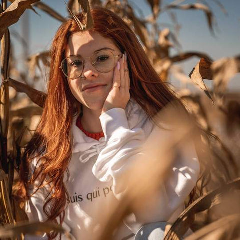 hoodie-je-suis-qui-pour-juger-?-porte-par-megane-perreault