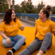 Charger l'image dans la galerie, tshirt chandail jaune gold je suis qui pour juger
